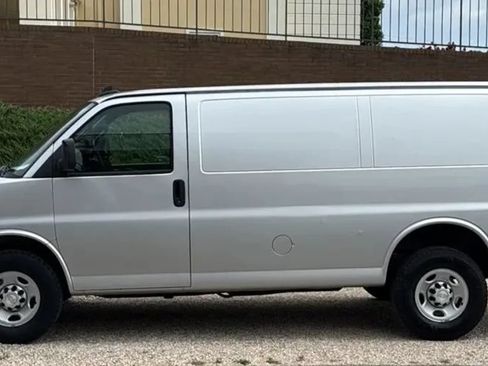 Used 2018 Chevrolet Express 2500 w/ Driver Convenience Package RWD image 2
