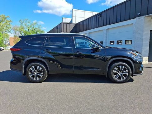 Used 2022 Toyota Highlander XLE AWD/4WD image 22