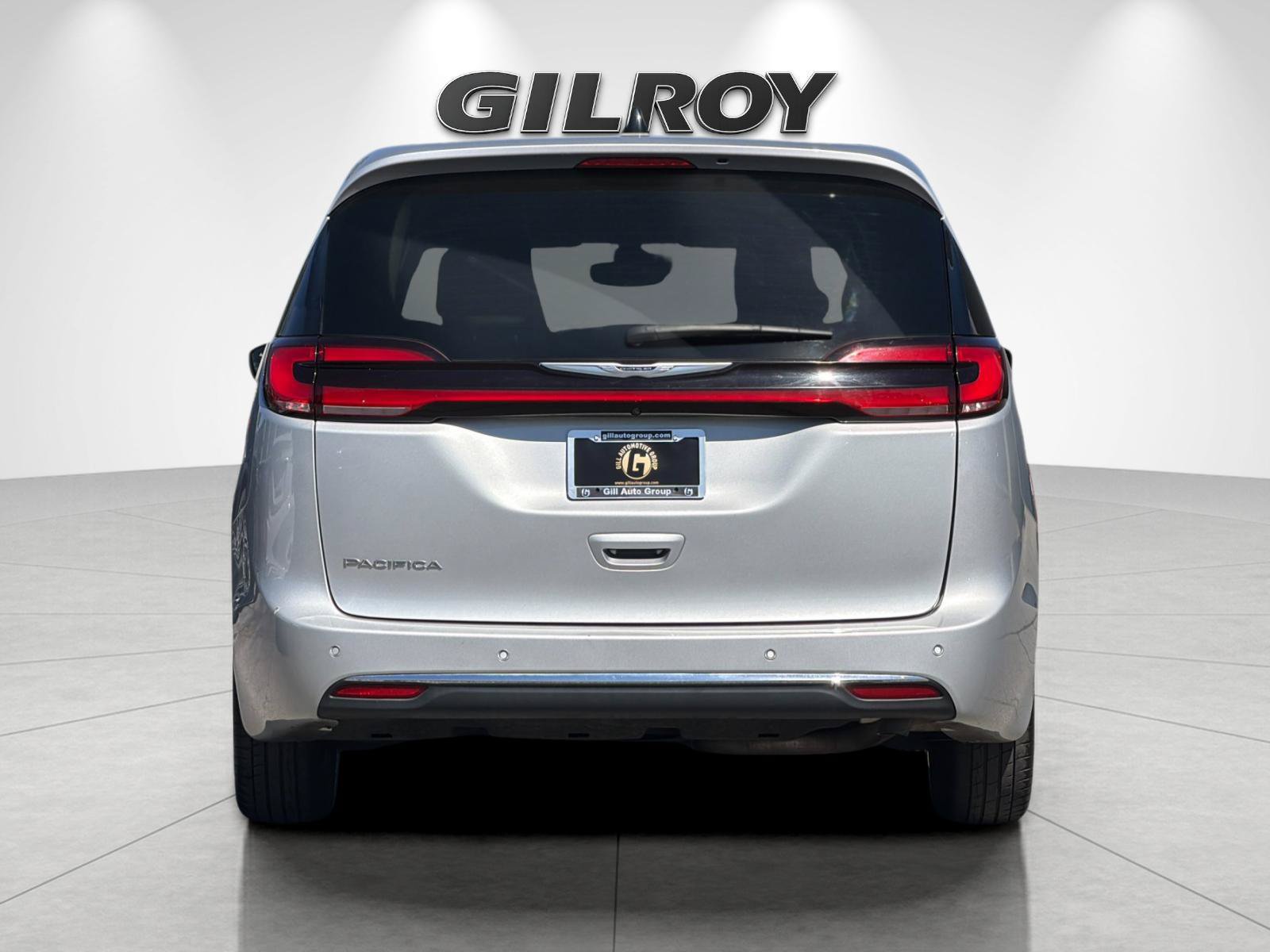Used 2024 Chrysler Pacifica Touring-L FWD image 5