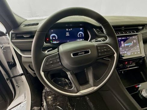 New 2025 Jeep Grand Cherokee Altitude image 11