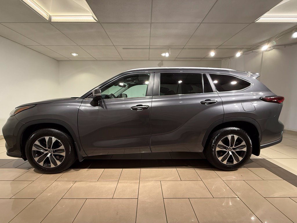 Used 2025 Toyota Highlander XLE AWD/4WD image 2