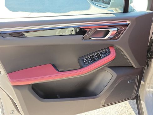 Certified 2025 Porsche Macan image 24