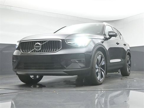 Used 2024 Volvo XC40 B5 Plus w/ Protection Package Premier image 38