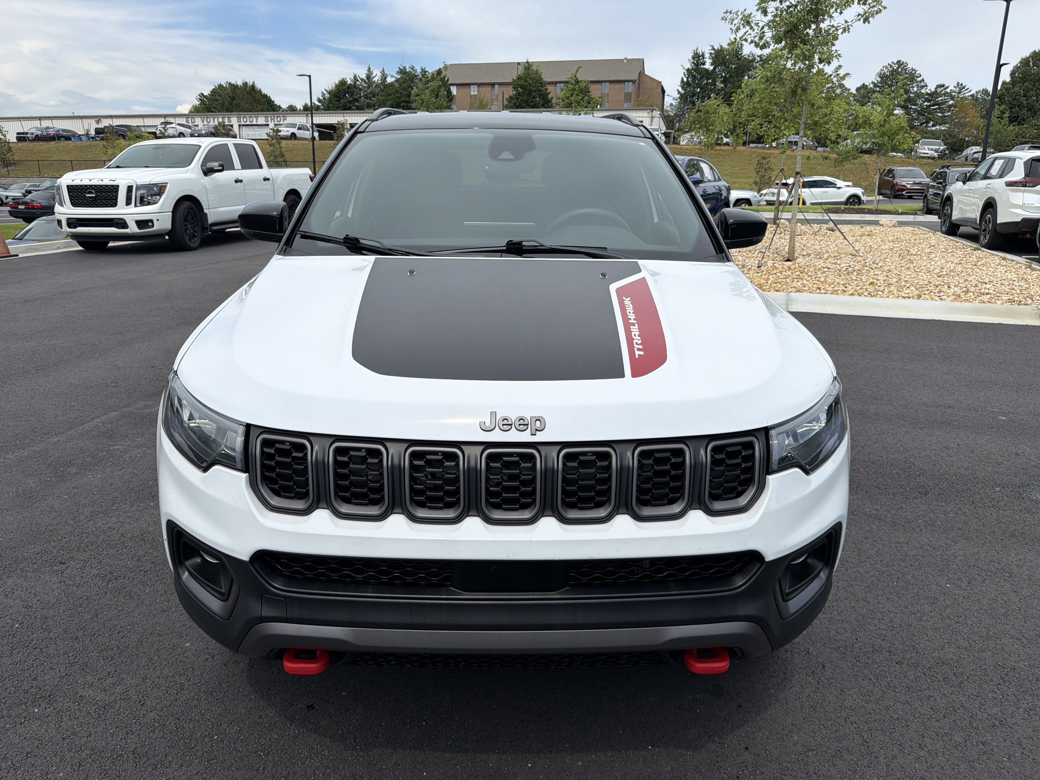 Used 2025 Jeep Compass Trailhawk AWD/4WD image 2