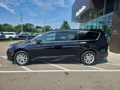 Used 2025 Chrysler Pacifica Select FWD image 2