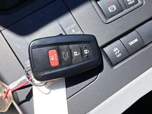 Used 2022 Toyota Highlander XLE image 28