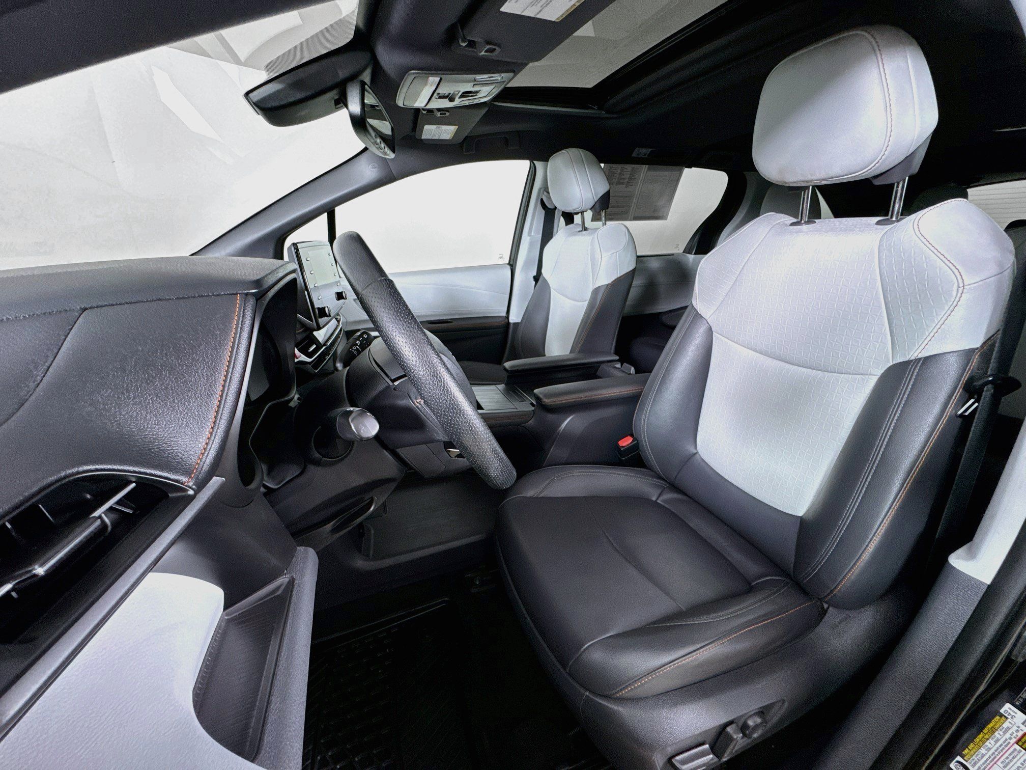 Used 2021 Toyota Sienna XSE AWD/4WD image 2