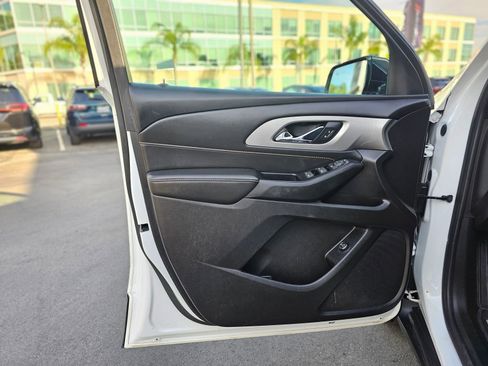 Used 2020 Chevrolet Traverse LT image 18