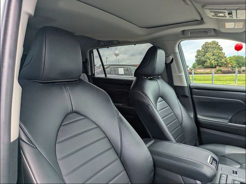 Used 2022 Toyota Highlander XLE FWD image 34