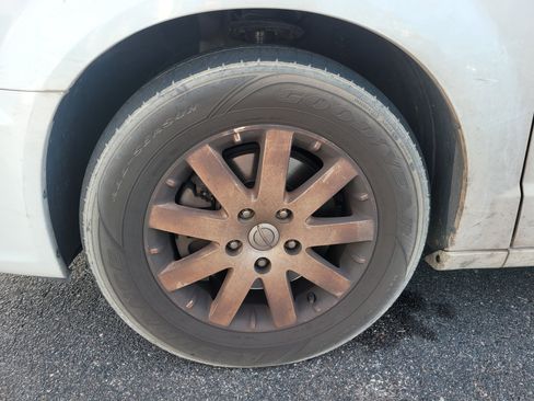 Used 2016 Chrysler Town & Country Touring FWD image 9