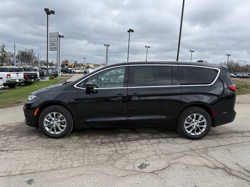 New 2026 Chrysler Pacifica Limited image 9