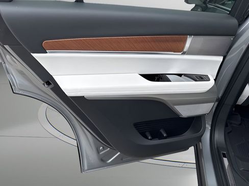 New 2026 Cadillac Vistiq Luxury w/ LPO, Floor Liner Package image 42