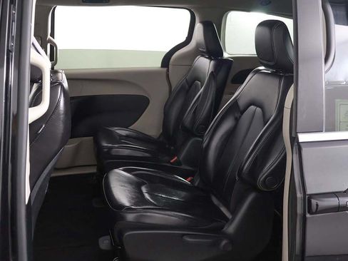 Used 2023 Chrysler Pacifica Touring-L FWD image 28