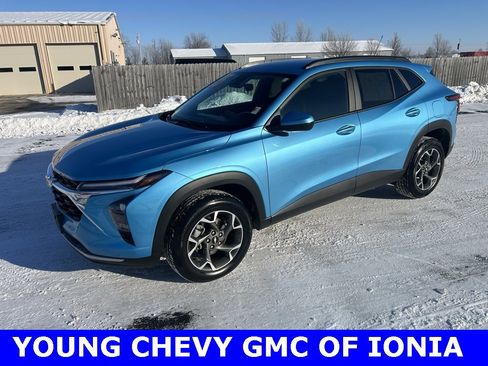 Used 2025 Chevrolet Trax LT image 2