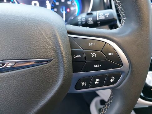 Used 2022 Chrysler Pacifica Touring-L image 15