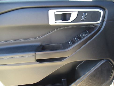 Used 2020 Ford Explorer XLT w/ Equipment Group 202A RWD image 13