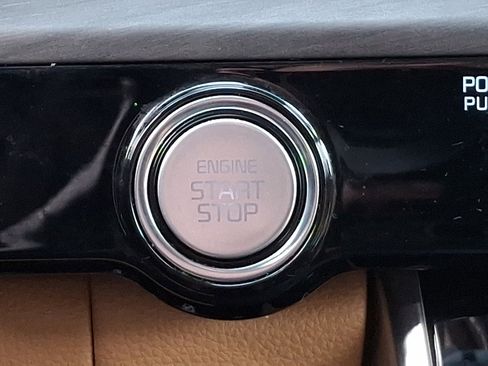 Used 2022 Kia Carnival EX image 23