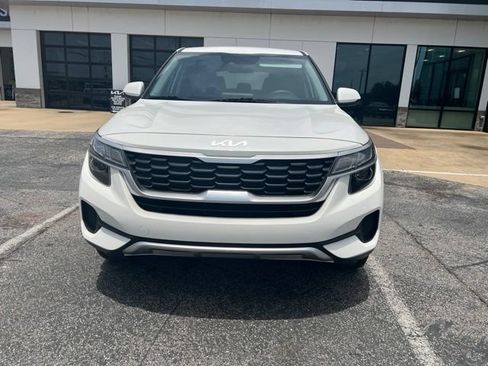 Used 2023 Kia Seltos LX AWD/4WD image 2