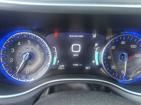 Used 2020 Chrysler Pacifica Touring-L Plus FWD image 4