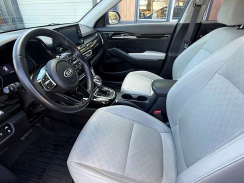 Used 2021 Kia Seltos EX image 16