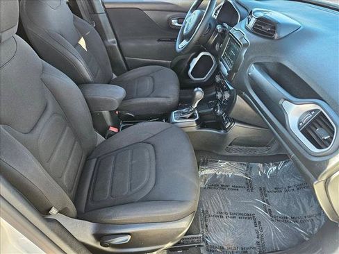 Used 2018 Jeep Renegade Latitude AWD/4WD image 18