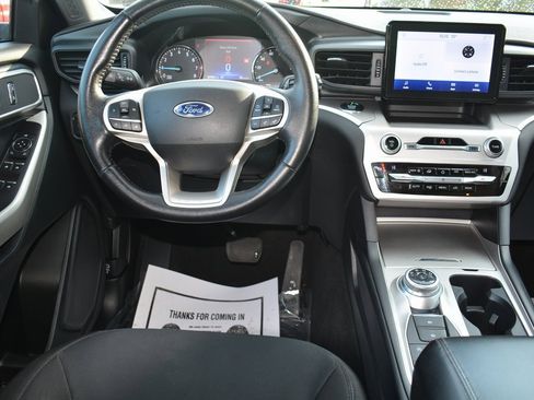 Used 2021 Ford Explorer XLT image 3