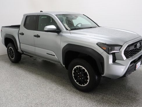 Certified 2025 Toyota Tacoma TRD Off-Road AWD/4WD image 4