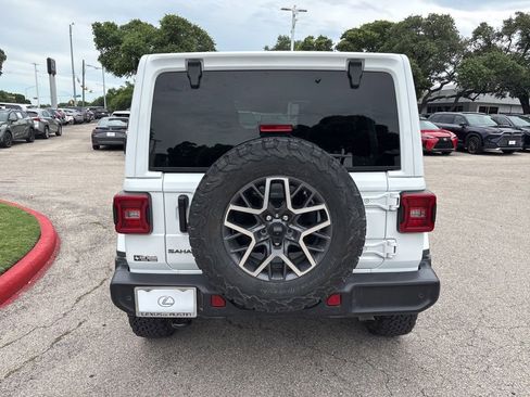 Used 2026 Jeep Wrangler Unlimited Sahara AWD/4WD image 4