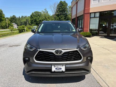 Used 2021 Toyota Highlander XLE AWD/4WD image 2
