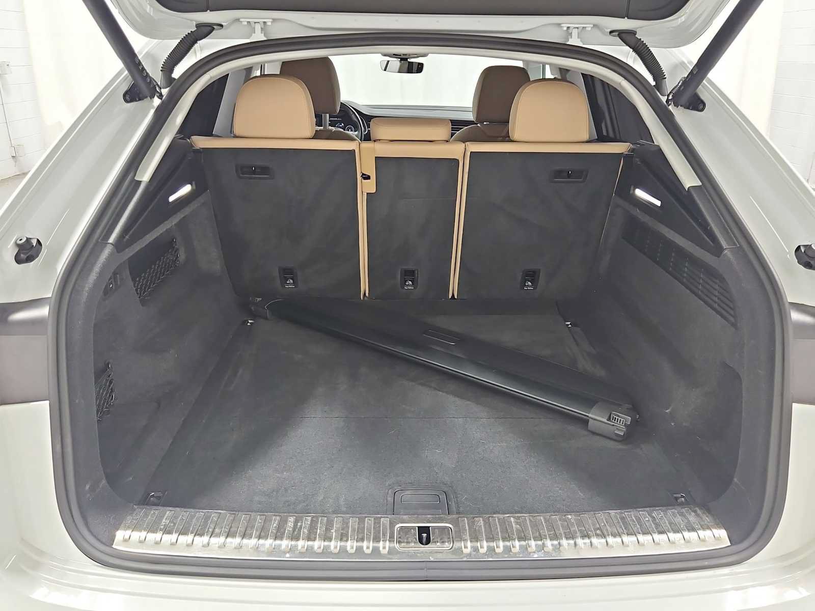 Used 2023 Audi Q8 Prestige AWD/4WD image 38