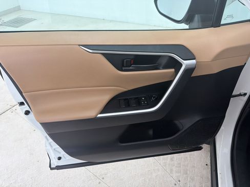 Used 2021 Toyota RAV4 LE FWD image 14