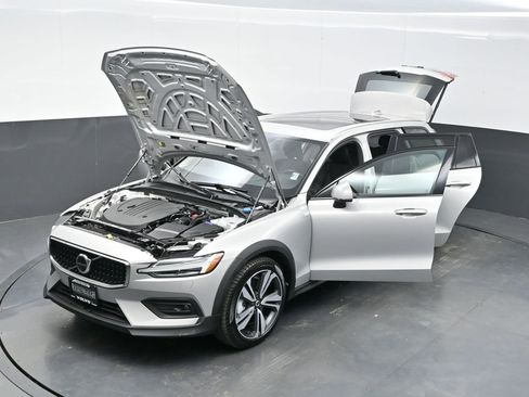 Used 2025 Volvo V60 B5 Cross Country Plus image 36
