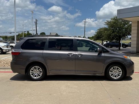 Used 2015 Toyota Sienna XLE w/ XLE Navigation Package FWD image 9