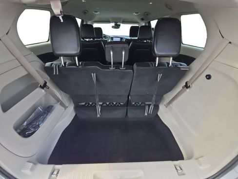 Used 2024 Chrysler Pacifica Touring-L FWD image 10