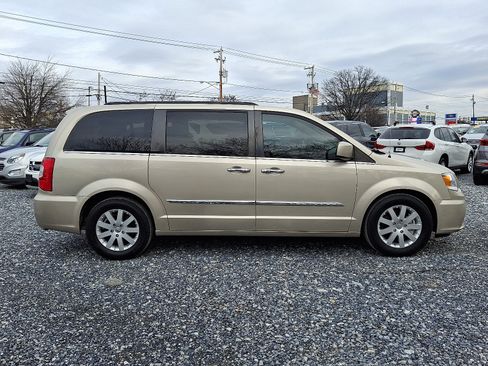 Used 2015 Chrysler Town & Country Touring w/ Driver Convenience Group image 8