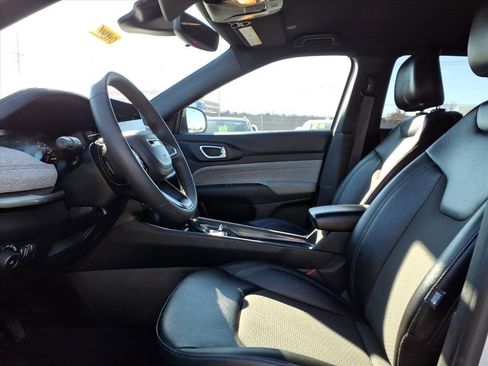 Used 2024 Jeep Compass Latitude image 24