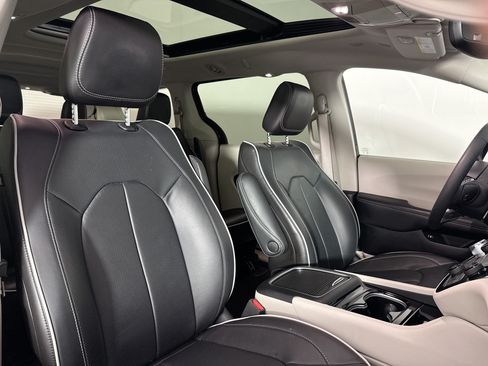Used 2023 Chrysler Pacifica Limited FWD image 36