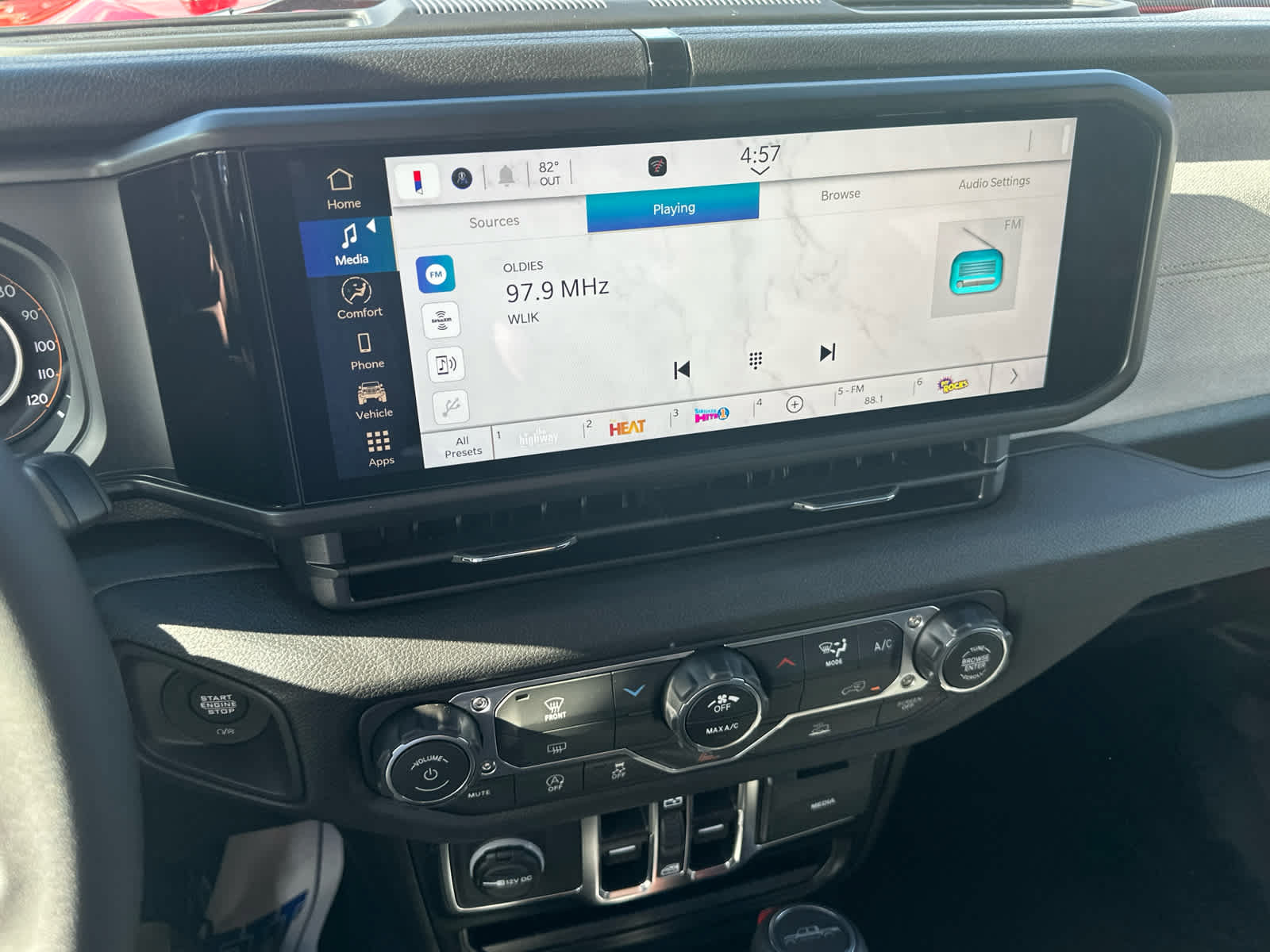 New 2025 Jeep Gladiator Sport AWD/4WD image 18