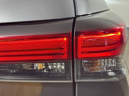 Used 2020 Toyota Highlander XLE AWD/4WD image 32