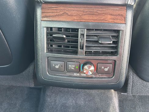 Used 2013 Toyota Avalon Limited w/ Technology Pkg FWD image 19