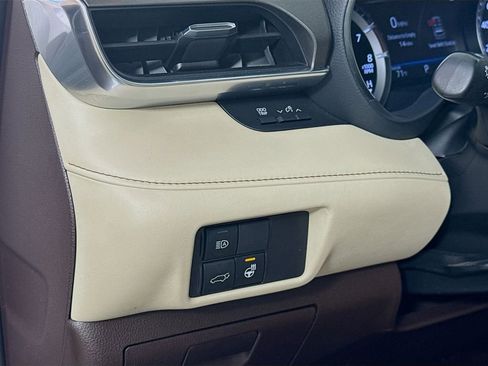 Used 2020 Toyota Highlander Limited image 10