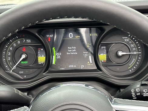 Used 2025 Jeep Wrangler Sahara image 28