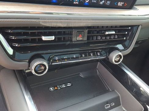 Used 2025 Chevrolet Tahoe High Country AWD/4WD image 12