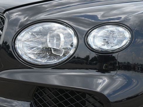 Used 2024 Bentley Bentayga AWD/4WD image 28