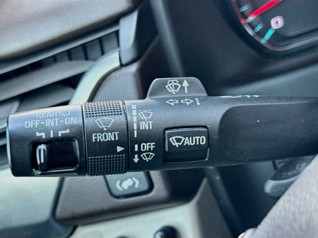 Used 2018 Chevrolet Suburban LT RWD image 12