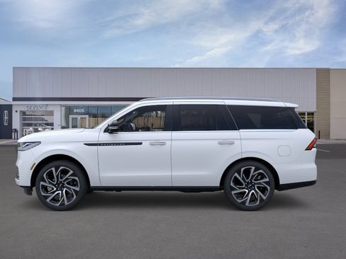 New 2026 Lincoln Navigator Black Label AWD/4WD image 3