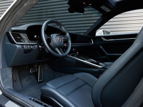 Certified 2025 Porsche 911 Carrera RWD image 4