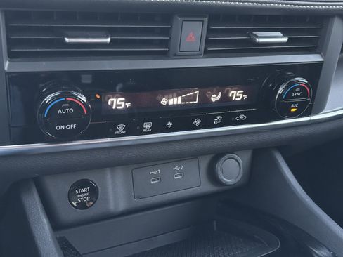 Used 2025 Nissan Rogue SV image 3