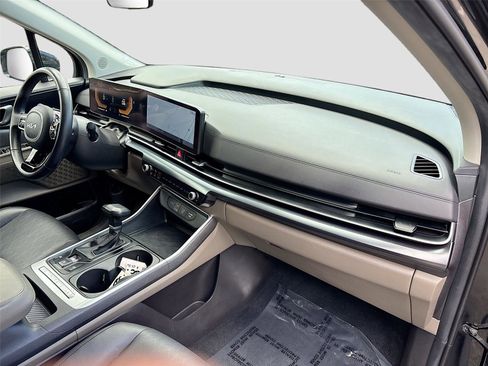 Used 2025 Kia Carnival FWD image 31