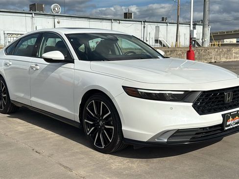 Used 2023 Honda Accord Touring image 3